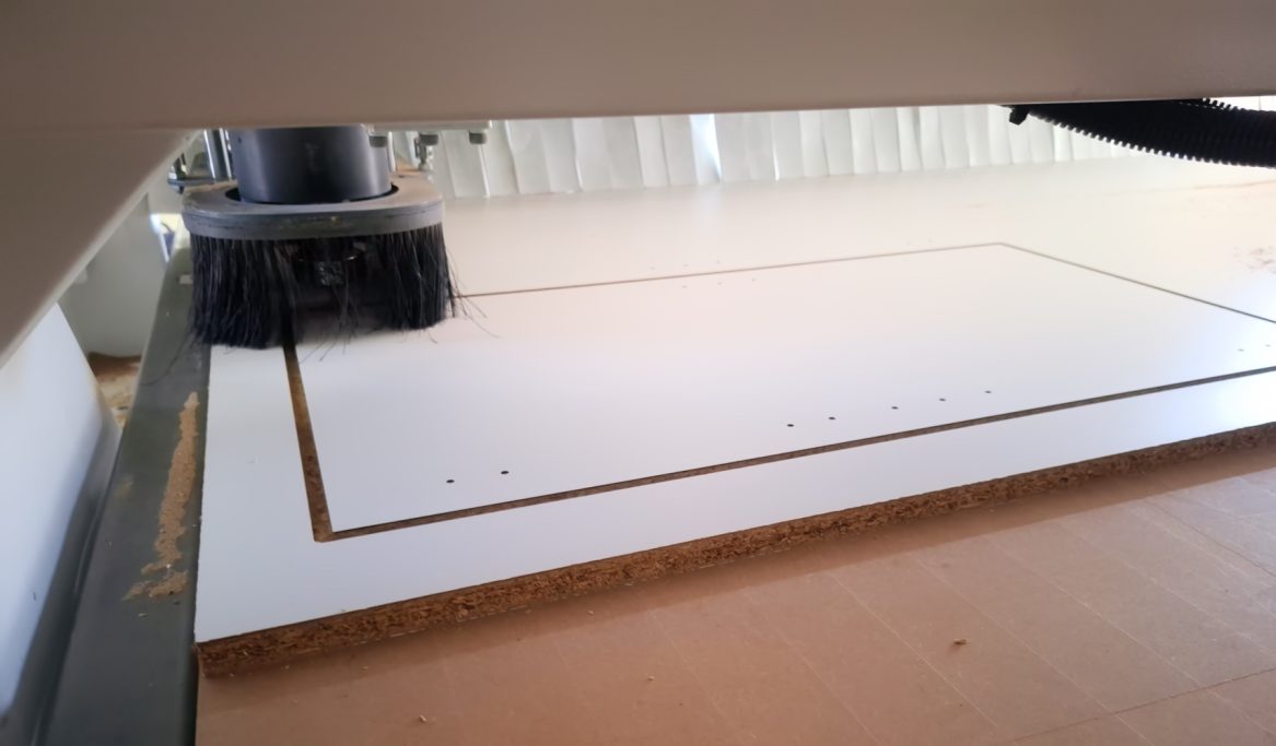 Wit meubelpaneel gefreesd op CNC machine bij CNC Frezen Noord Drachten