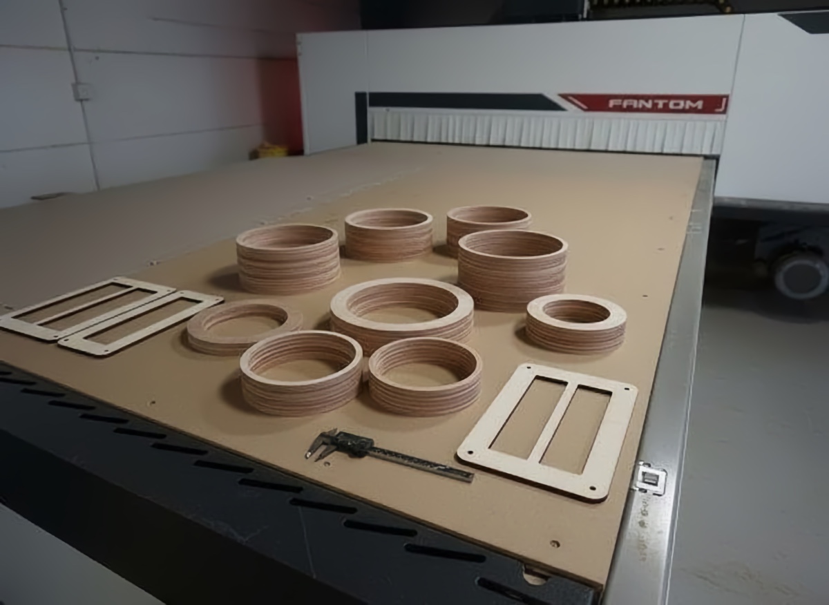 CNC frezen hout ronde mallen CNC gefreesd - CNC-Frezen-Noord ronde houten mallen op cnc freesbed gestapeld